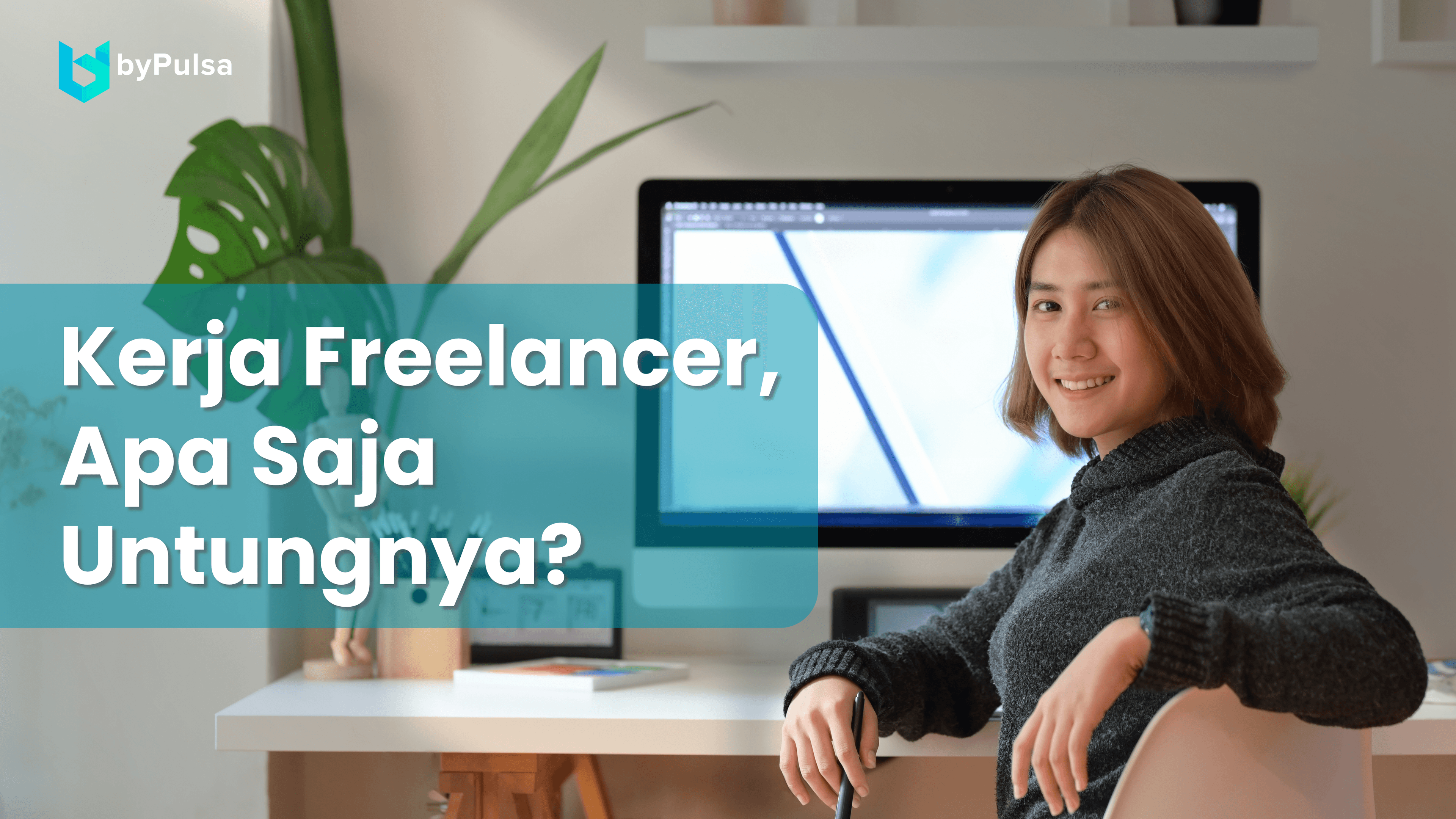 Seorang wanita yang tersenyum dan tampak sedang bekerja di rumah sebagai freelancer