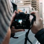 Gambar skill wajib yang dimiliki oleh content creator yaitu videografi dan fotografi untuk membuat video yang sesuai dengan audience